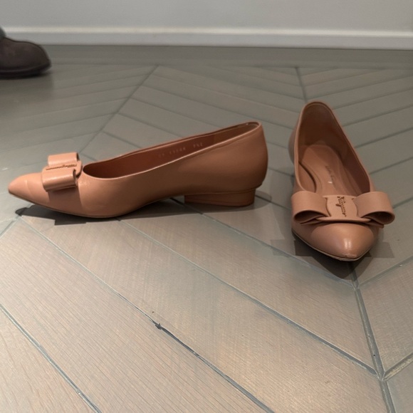 Salvatore Ferragamo Nude/Tan Leather Pointed-Toe Bow Flats - Picture 10 of 14